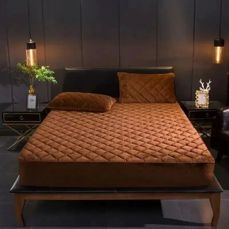 Plush quilted mattress cover in brown crystal velvet, king/queen size fitted sheet