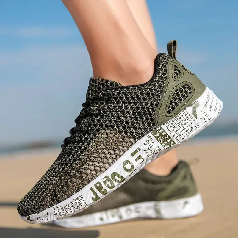 Men's olive-green mesh water shoes for summer, breathable beach sneakers with foam sole
