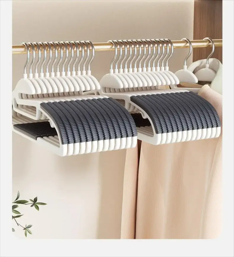 10-pcs Simples Market anti-slip wet/dry hangers set, white with gray ribbed grips.