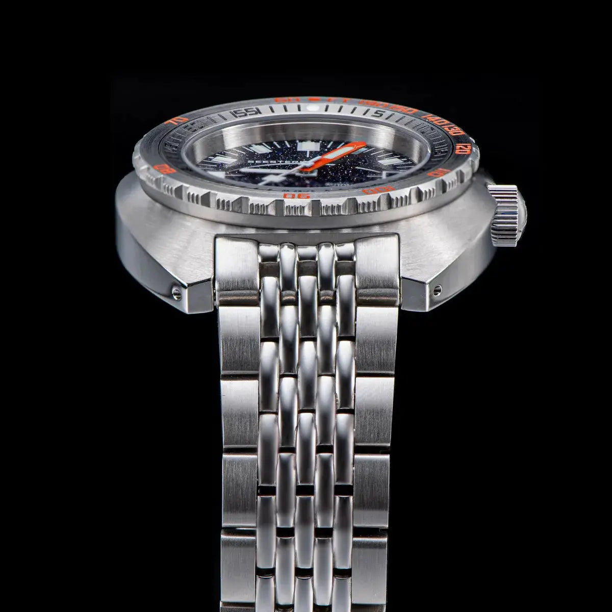Men's diver watch by Simples Market with stainless steel bracelet, blue dial and orange bezel