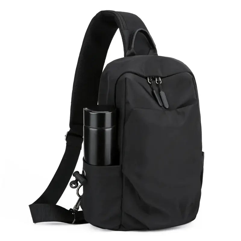 Simples Market men's chest bag in black canvas with bottle holder and crossbody strap.