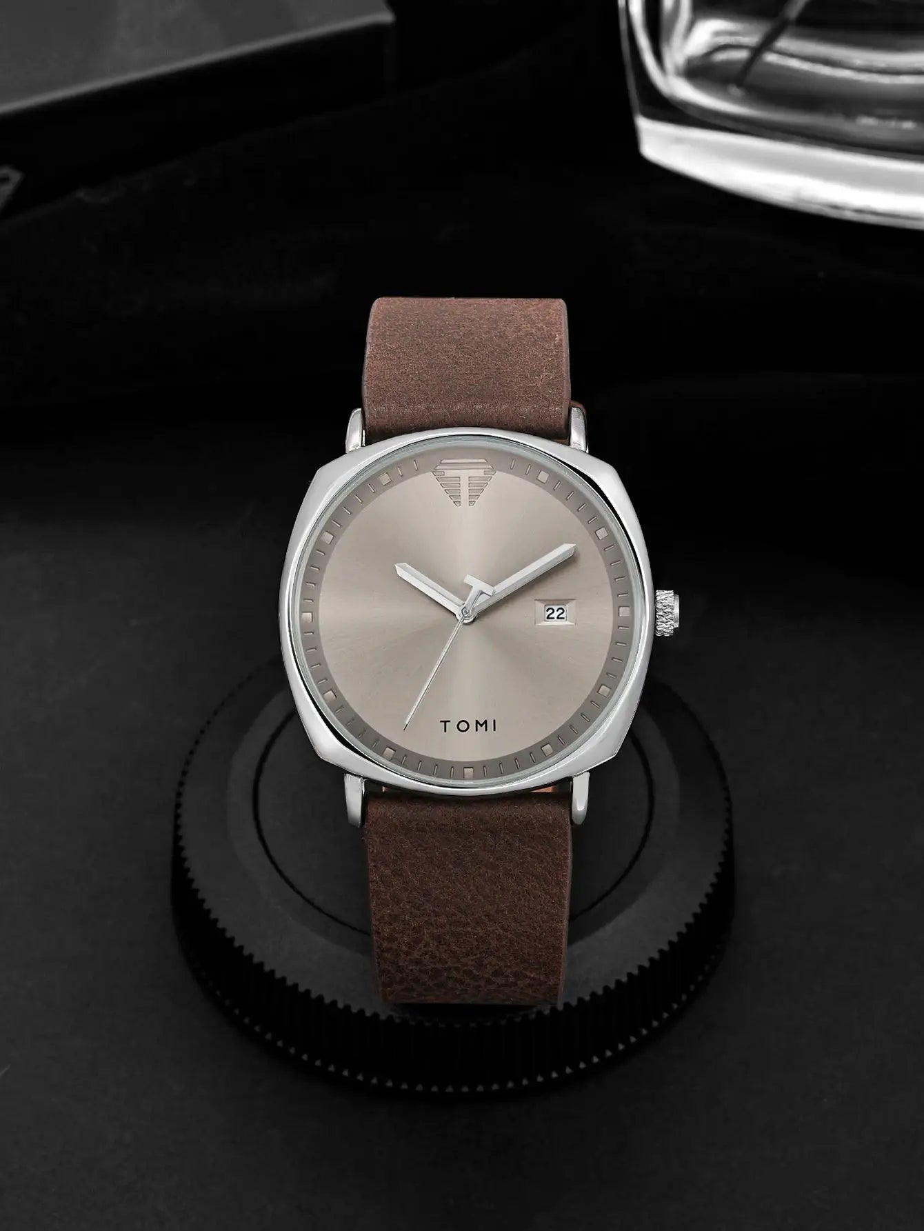 TOMI men's minimalist watch with brown leather strap, silver dial and date window