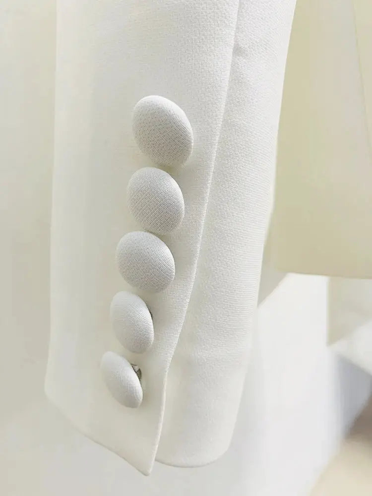 White blazer sleeve with fabric-covered cuff buttons; close-up of Simples Market two-piece suit blazer