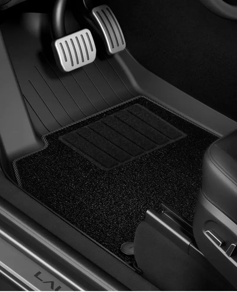 NovaAcc black TPE all-weather floor mats for Tesla Model Y/Model 3 by Simples Market, driver footwell with pedals.