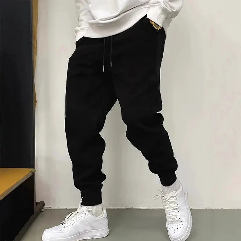 Men's black jogger sweatpants by Simples Market with drawstring waist and cuffed ankles