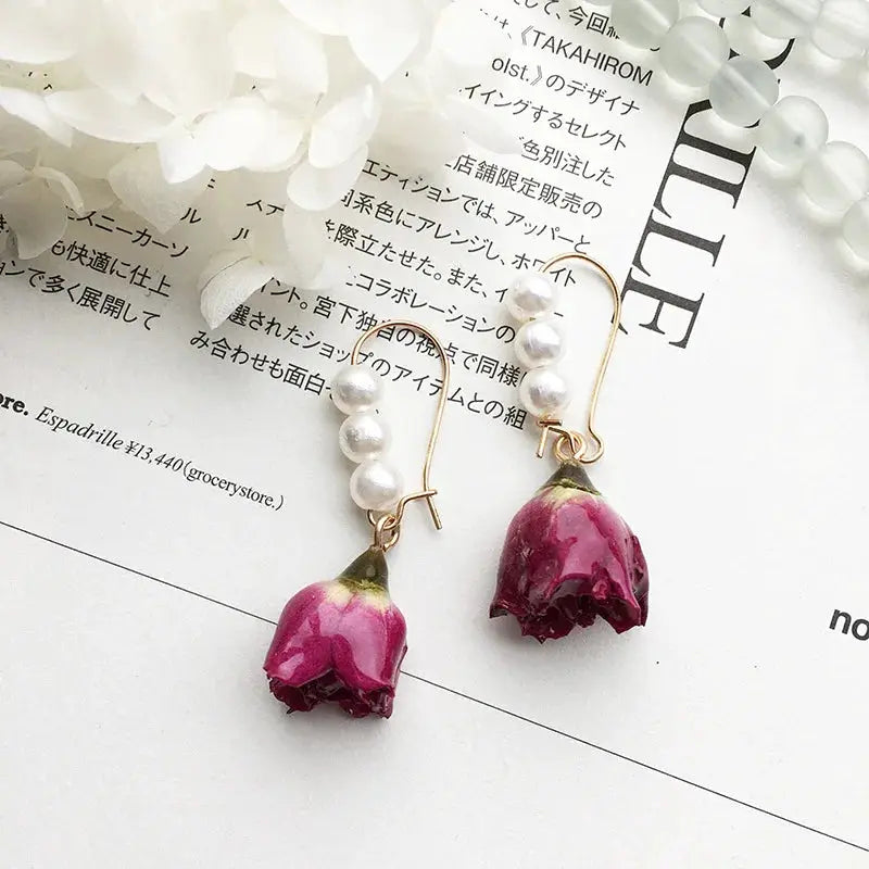 Pair of pink rose drop earrings with pearl beads and gold-tone hooks - Simples Market