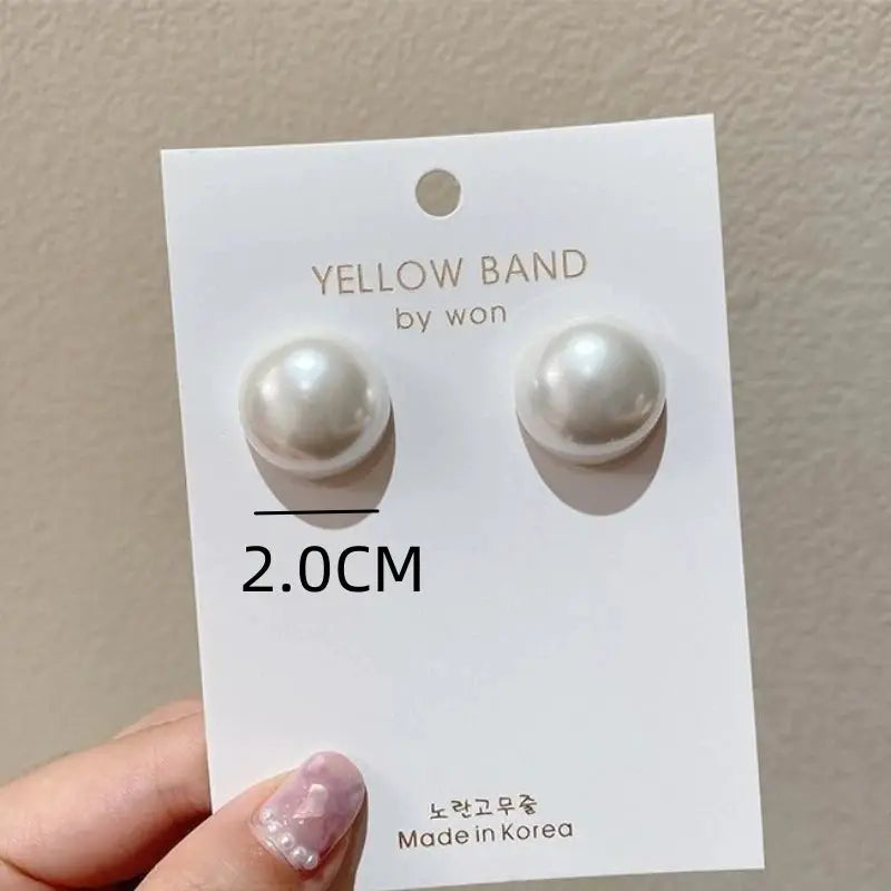 Pair of pearl stud earrings with imitation white pearls on a white card, 2.0 cm, Yellow Band by won.