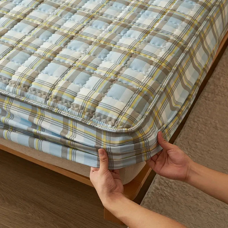 Quilted plaid mattress cover by Simples Market, breathable antibacterial fabric in blue/beige.
