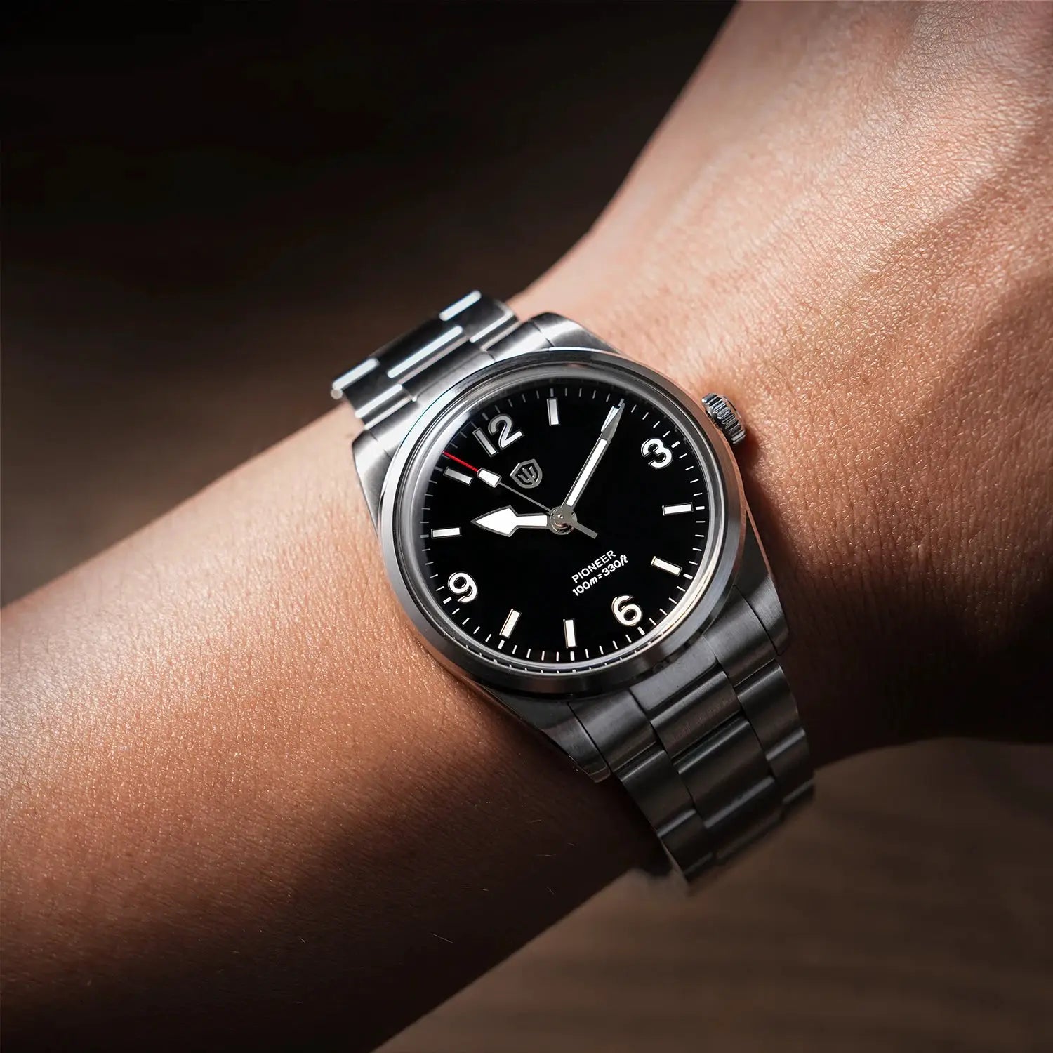 Watchdives WD1960S V2 stainless steel wristwatch with black dial and metal bracelet