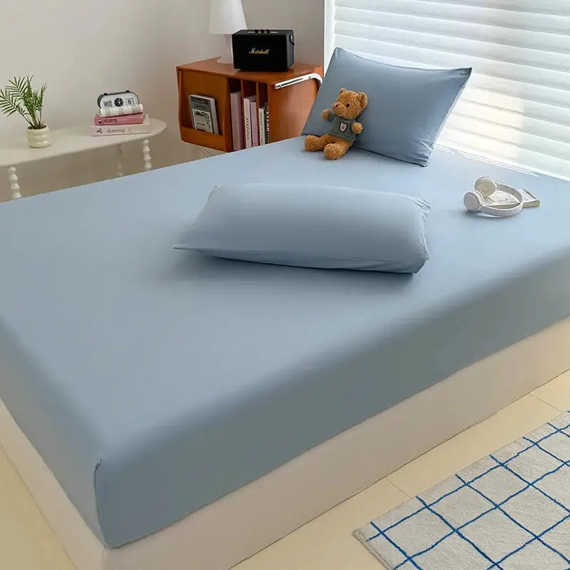 Washed fitted sheet with elastic bands by Simples Market in light blue; non-slip mattress cover for 90x200–180x200 beds