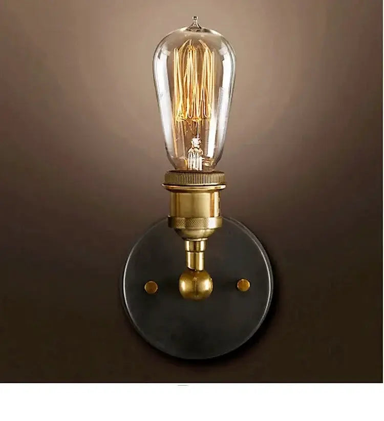 American single-head industrial-style wall lamp with brass finish and clear glass Edison bulb