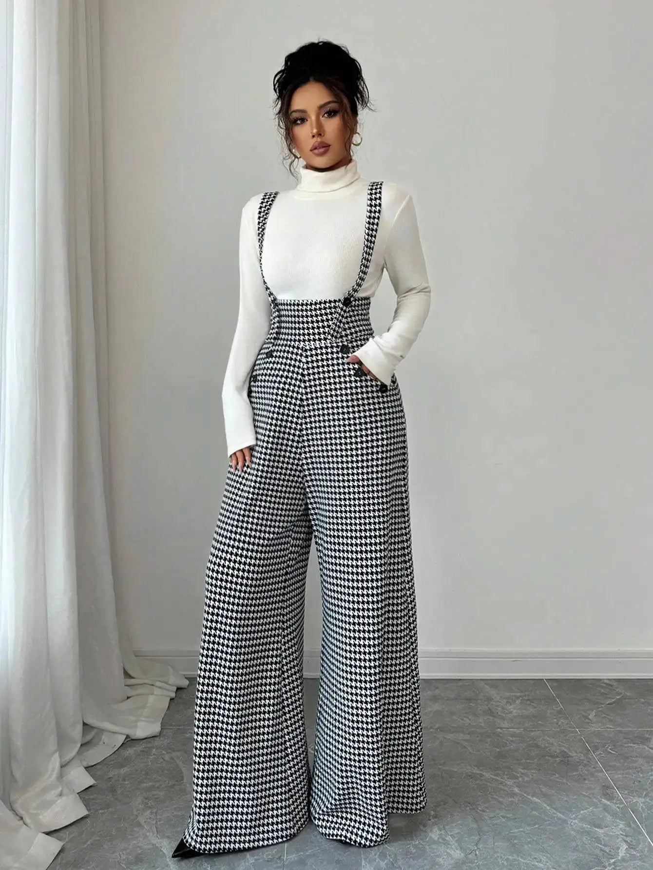Overalls for women in black-and-white houndstooth with wide-leg suspender pants by Simples Market