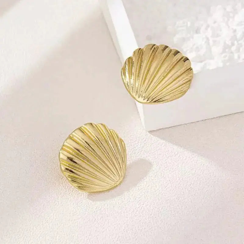 Gold shell-textured stud earrings by Simples Market, ocean-inspired daily wear set of 2