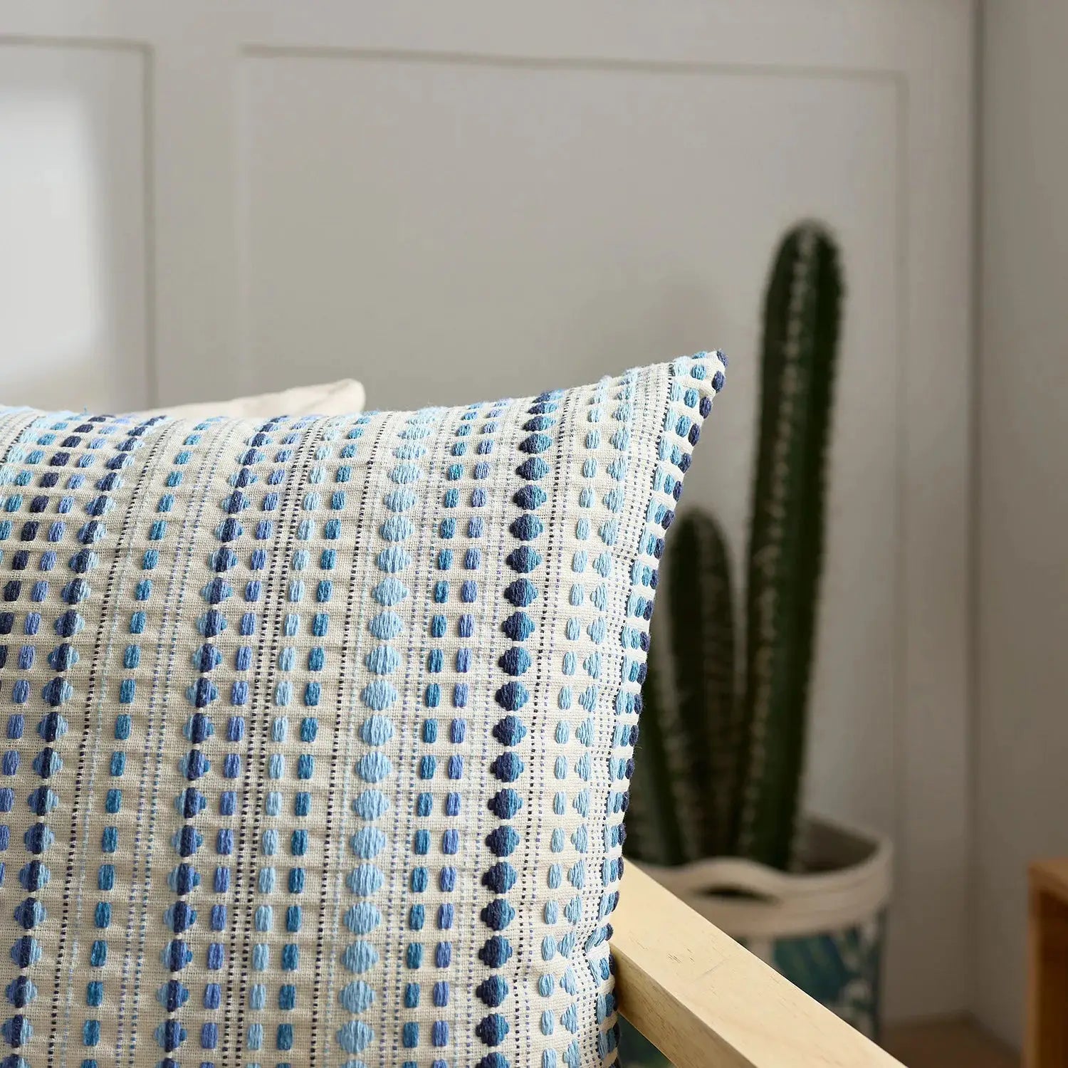 Simples Market Boho Dots Jacquard cushion cover 45x45cm with blue ivory pattern and zipper closure