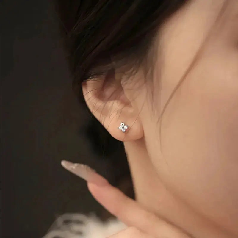 Star stud earring in 925 sterling silver with zircon by Simples Market, minimalist jewelry