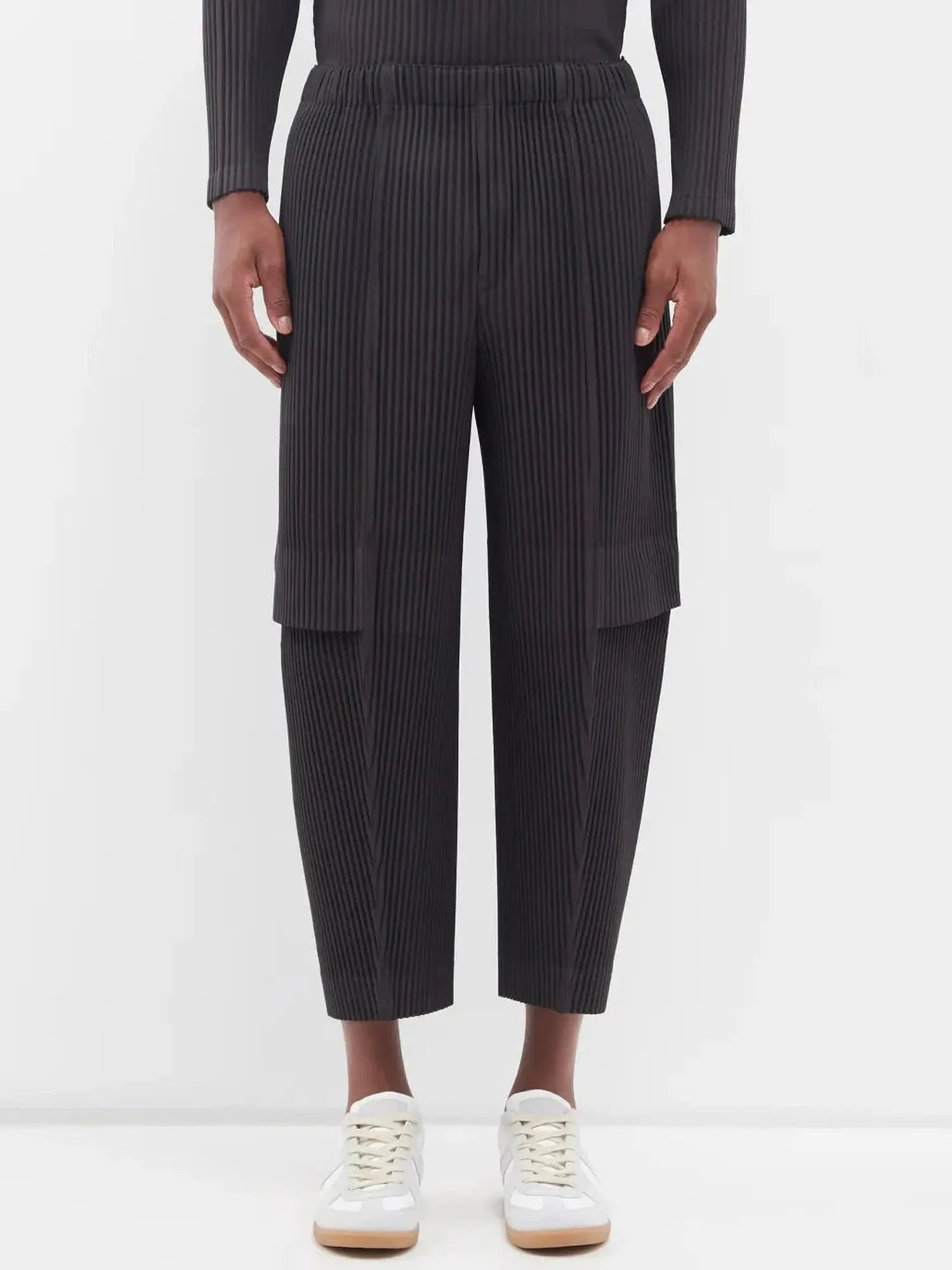 Simples Market Miyake pleated black men's pants with elastic waistband; loose straight-cut streetwear trousers