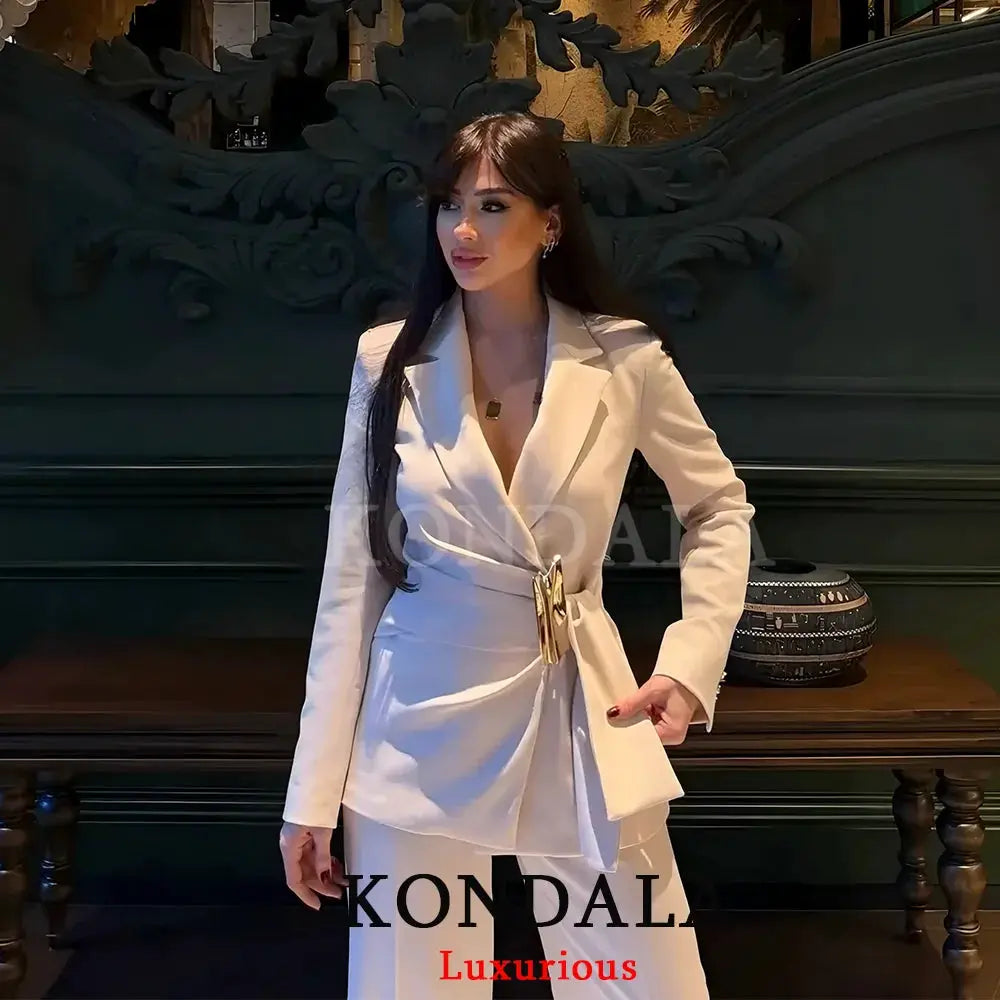 KONDALA white blazer suit with long sleeves and matching pants, gold belt buckle, office-ready by Simples Market