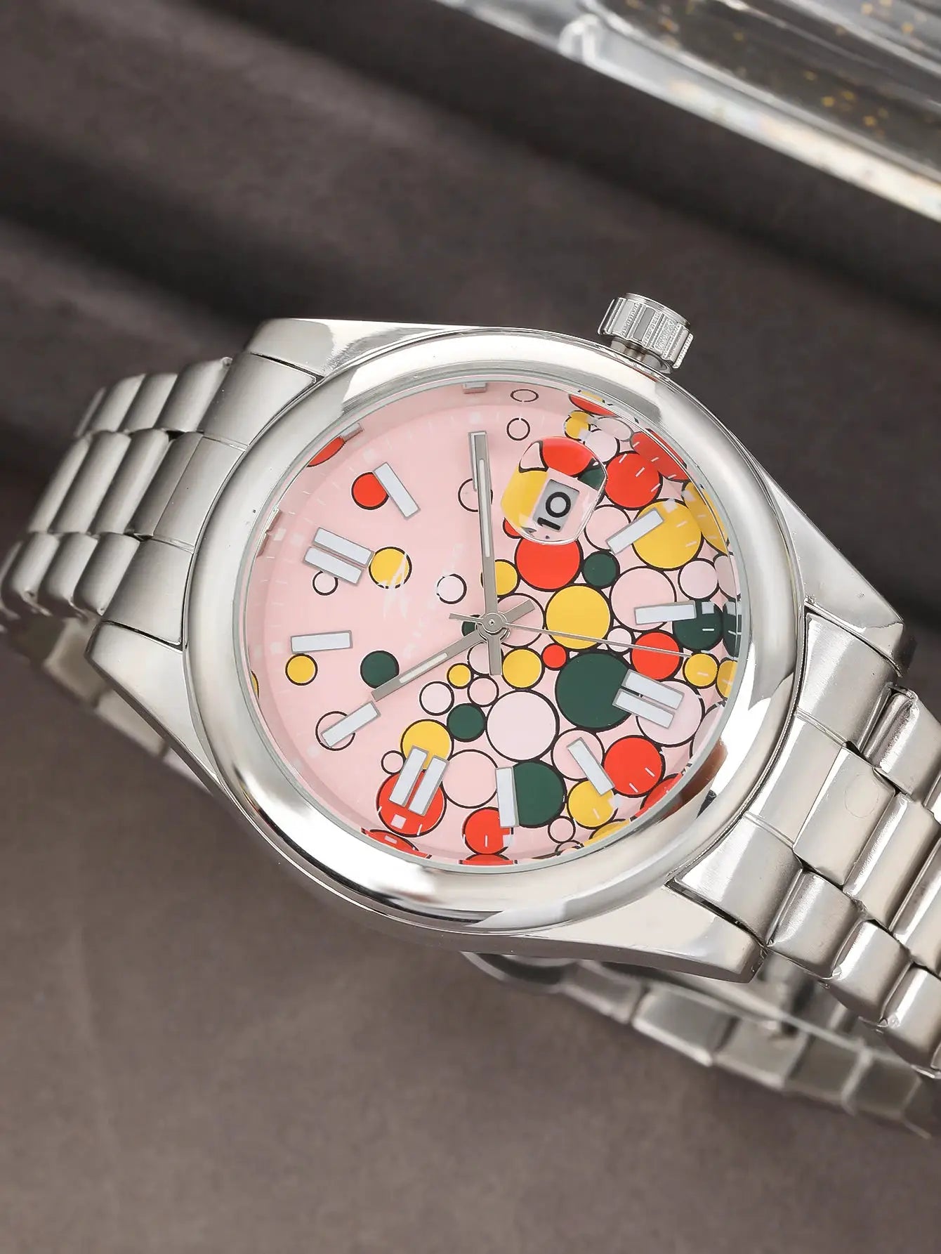 Simples Market men's quartz wristwatch, stainless steel bracelet, pink dial with multicolor circles and date window.
