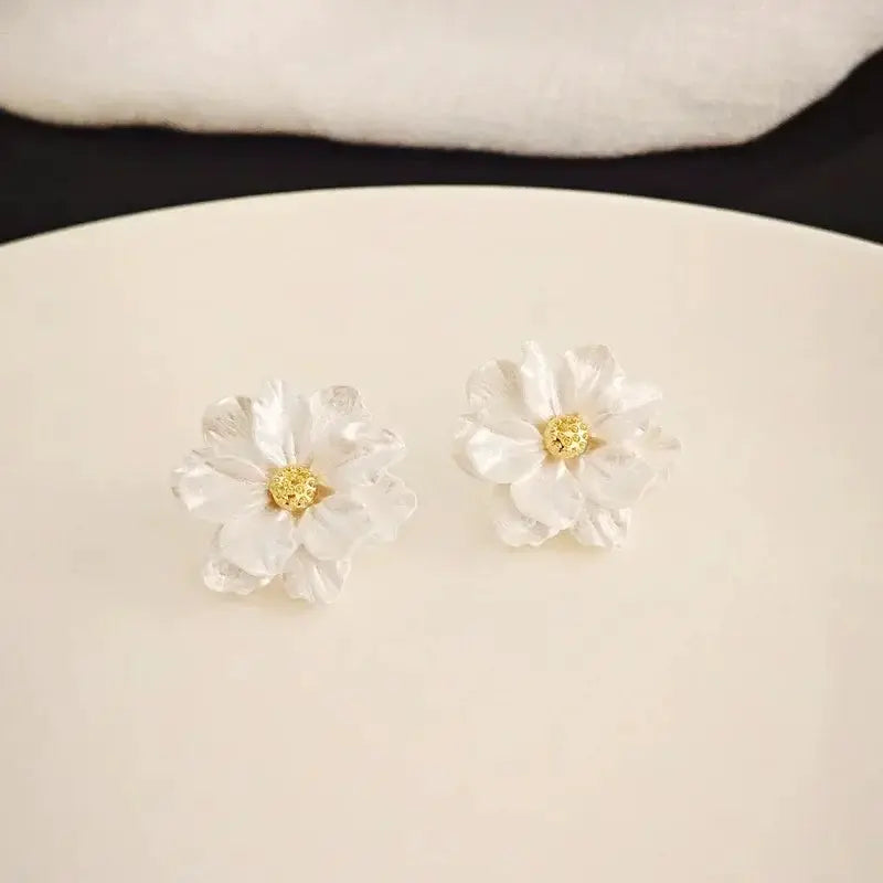 White enamel flower stud earrings pair with gold centers, Simples Market