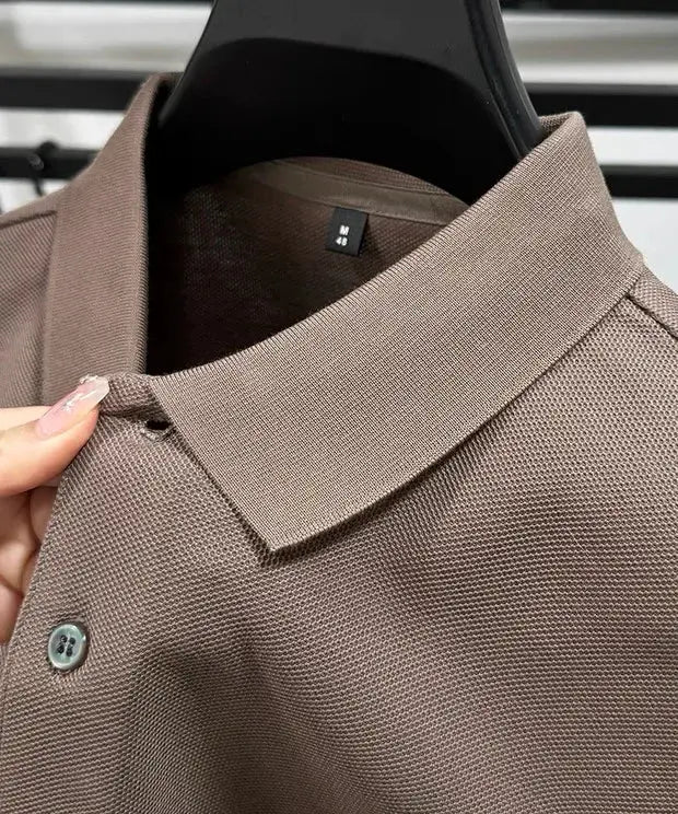 Brown men's short-sleeve polo shirt in 100% cotton with collar, on hanger; size tag M visible