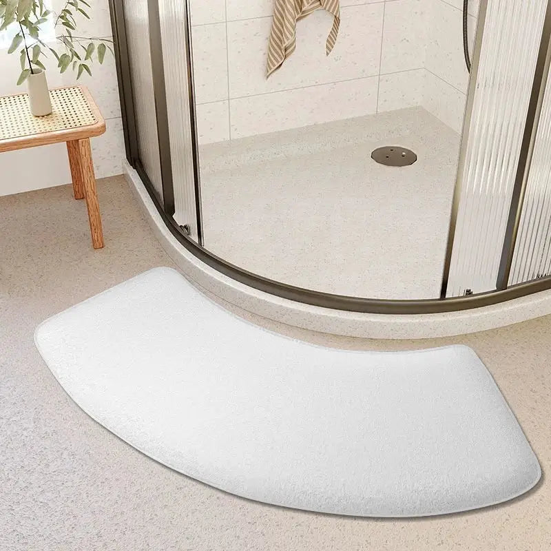 Simples Market curved bathroom mat outside shower door; thickened, absorbent, non-slip white.