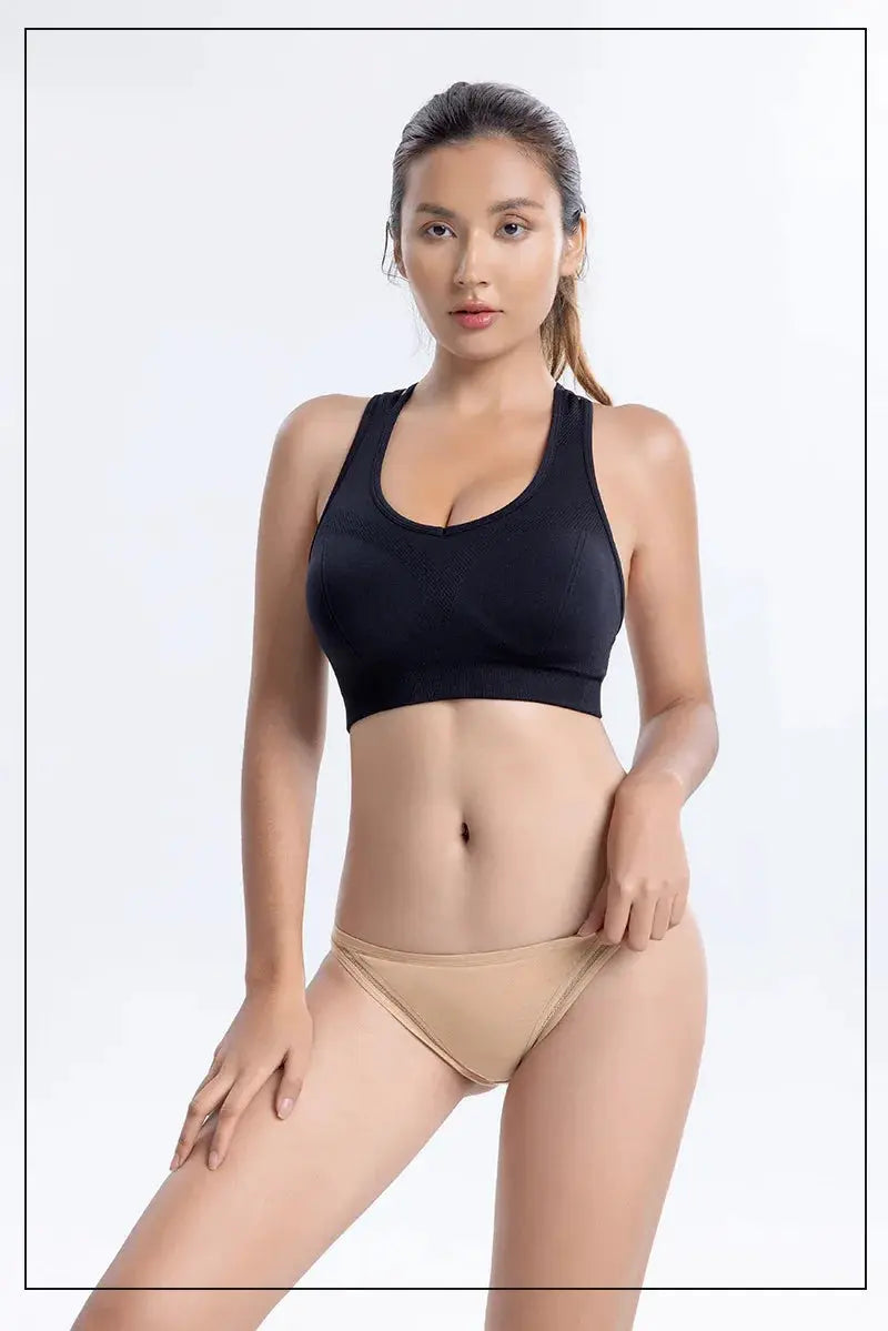 Simples Market 2-piece women's underwear set: black sports bra and beige bikini panties.