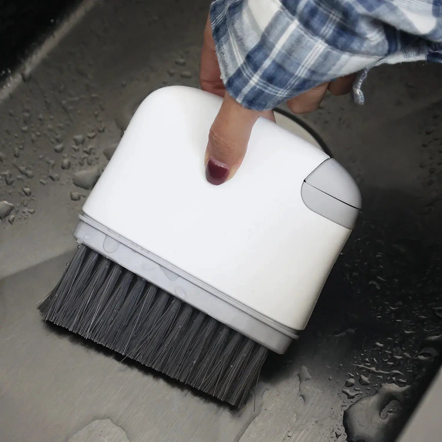 Simples Market 2-in-1 window rail cleaning brush with white housing and grey bristles