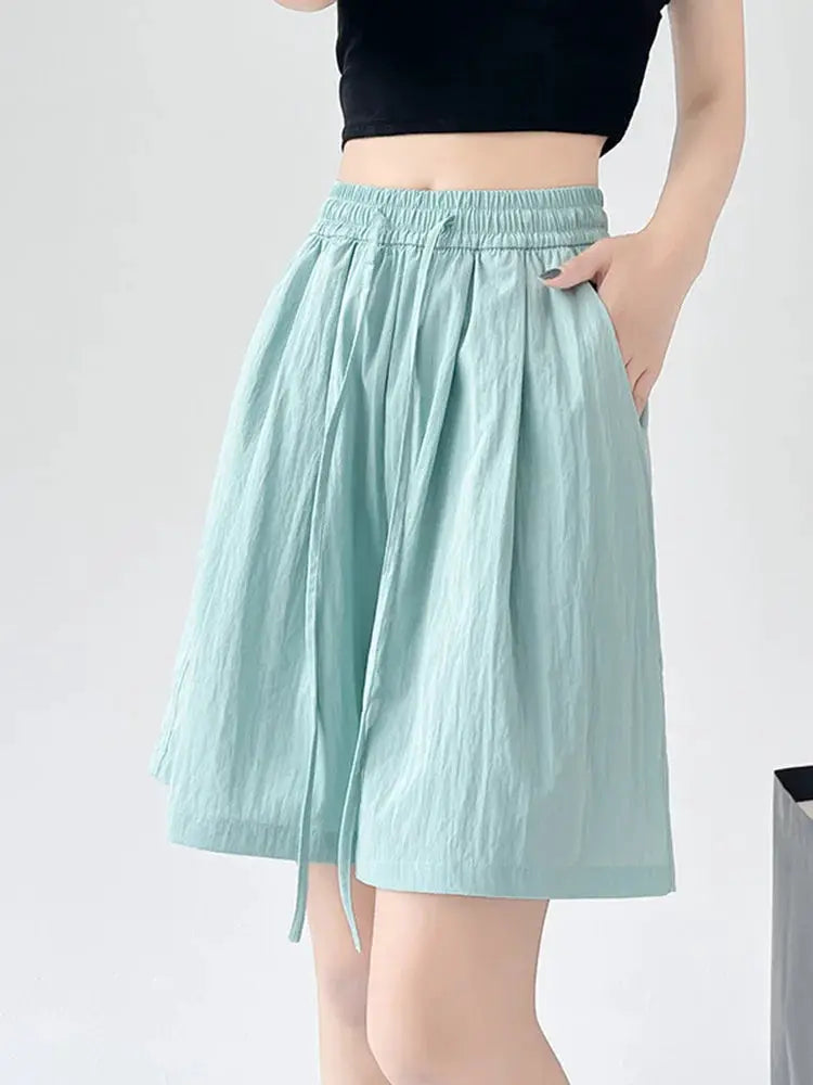 Women’s mint green elastic-waist shorts with two pockets, knee-length beach casual