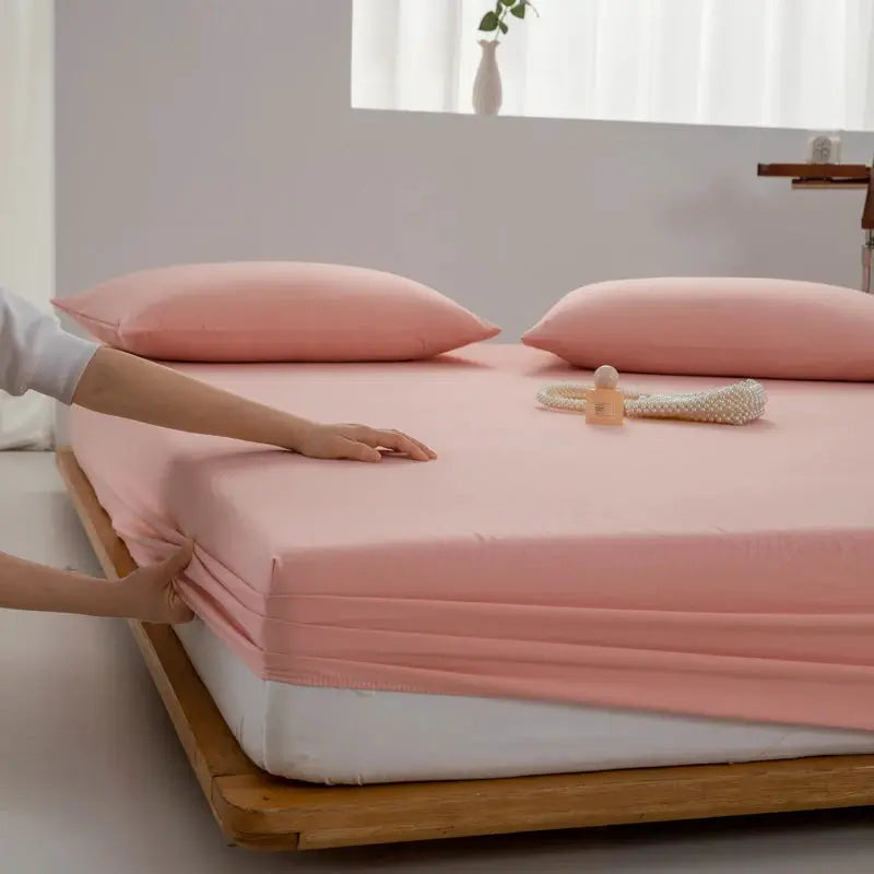 Simples Market pink soft cotton fitted sheet with elastic edges on a bed with matching pillowcases