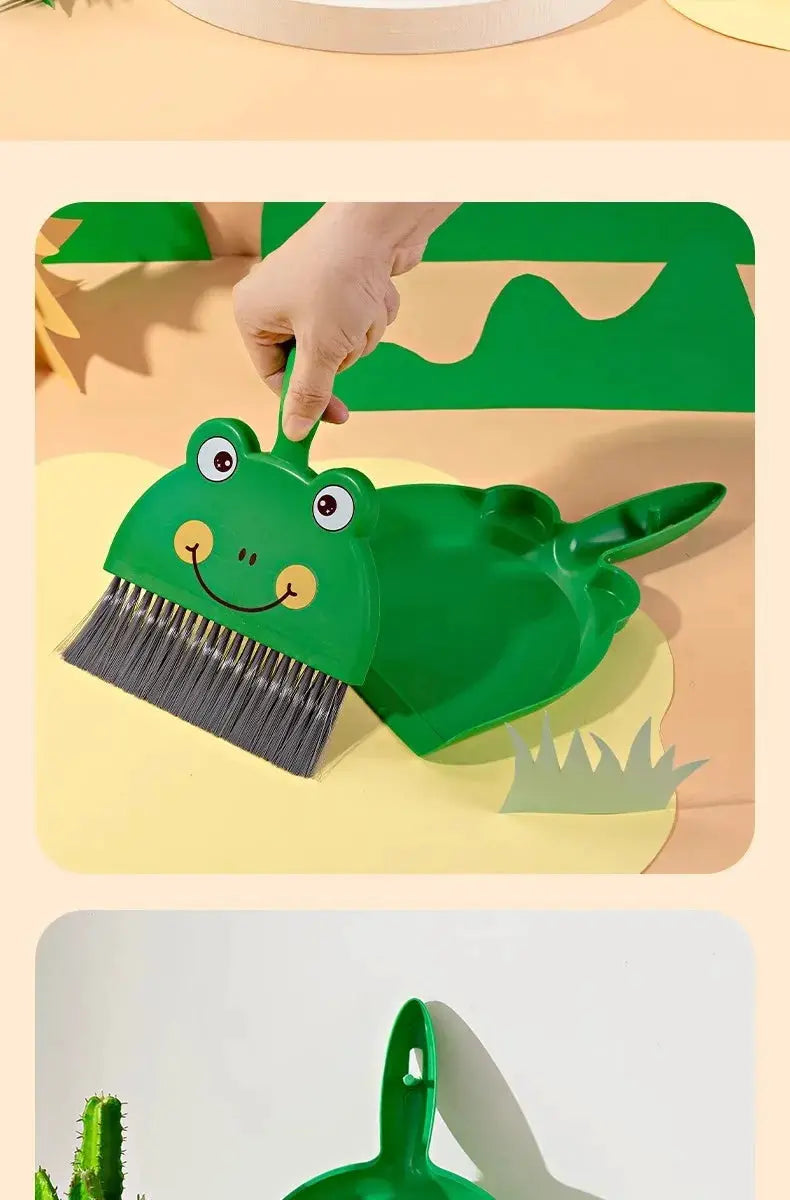 Simples Market mini frog-shaped desktop broom with green plastic body and black bristles