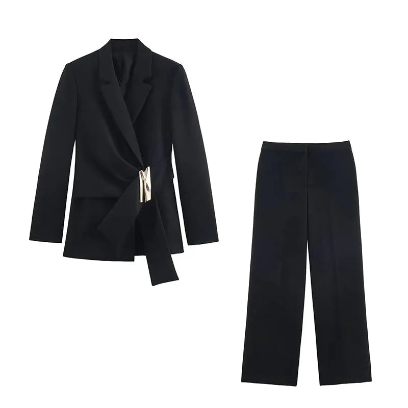 Simples Market women's black two-piece blazer and straight-leg pants suit with gold buckle belt detail.