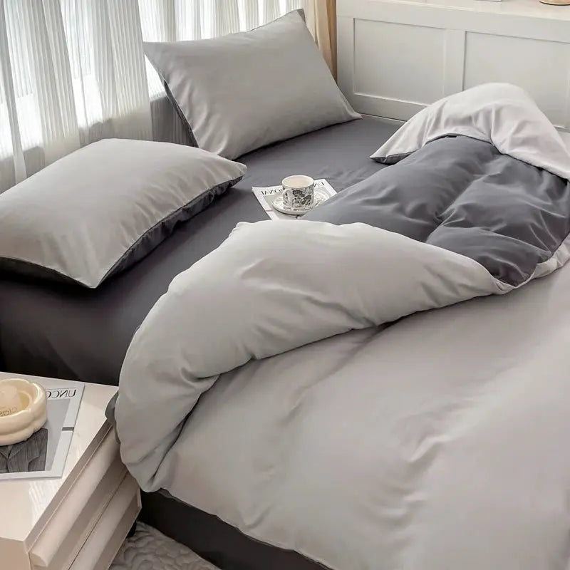 Simples Market 4-piece bedding set in two-tone gray with duvet cover and pillowcases on a bed