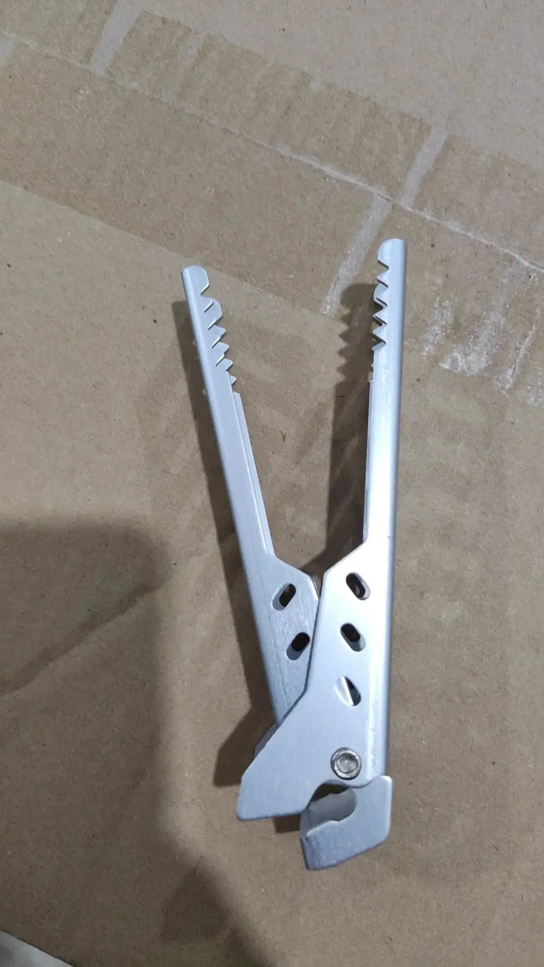Aluminium clip bowl gripper for camping pots and pans, silver metal