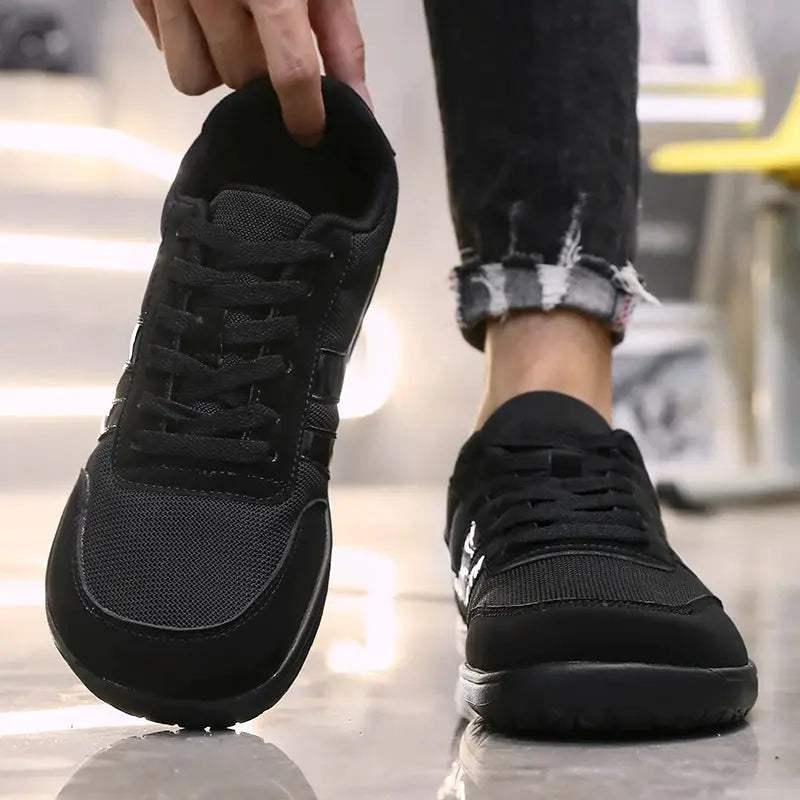 Simples Market wide black running shoes with breathable mesh upper and lace-up design