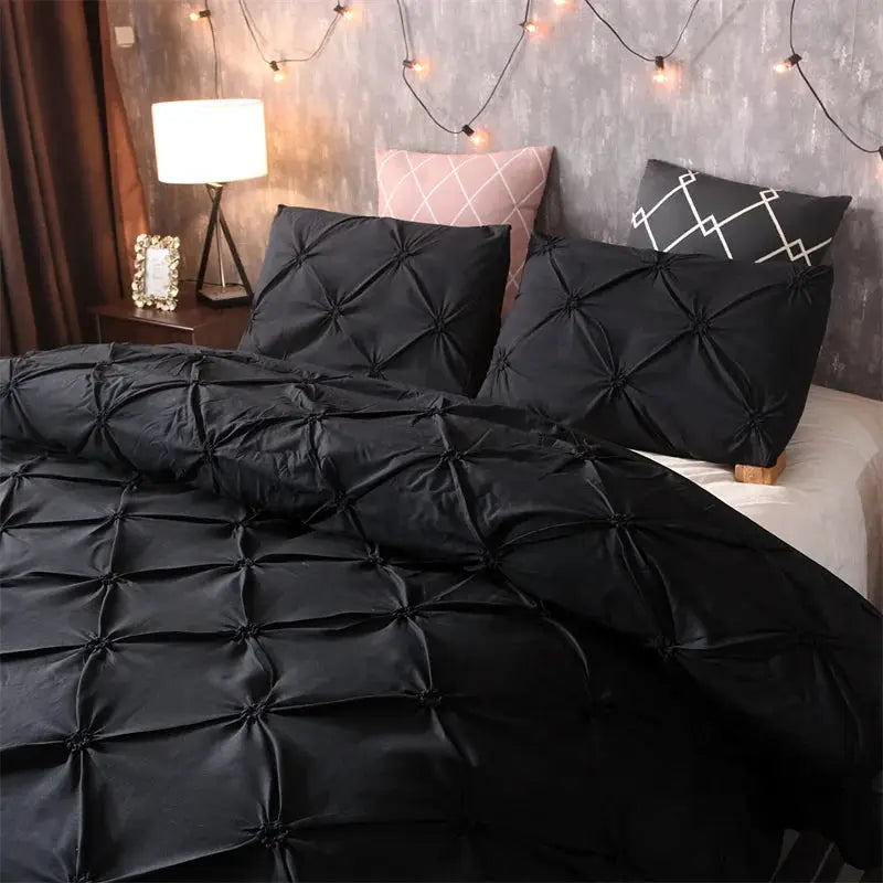 Simples Market Queen 3-piece black tufted duvet cover set with two pillow shams on a bed