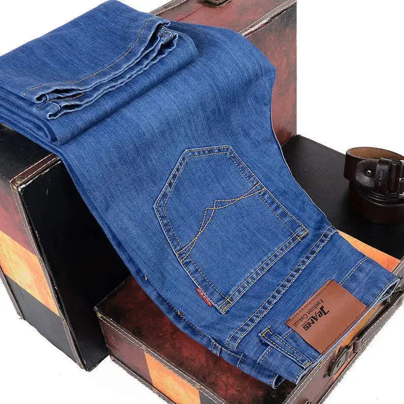 Men's blue denim jeans in straight fit with back pocket and leather patch, Simples Market
