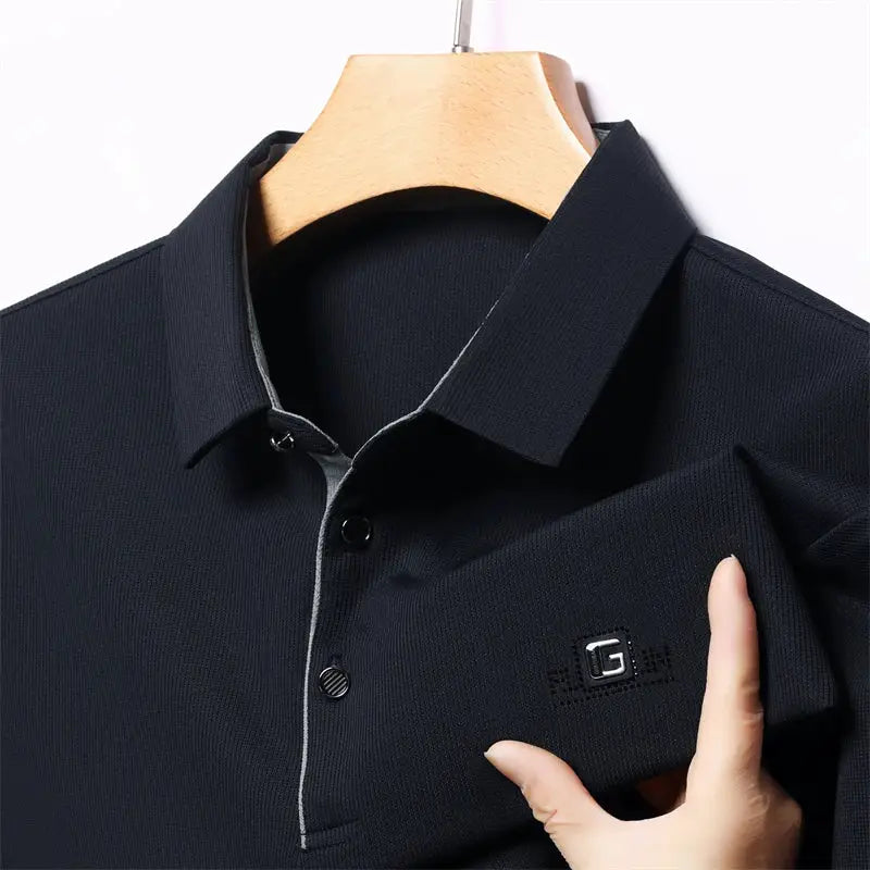 Men's black short-sleeve polo with badge, Simples Market
