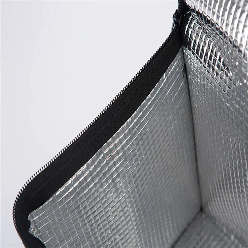 Simples Market portable insulated food delivery bag with silver foil lining and black zipper