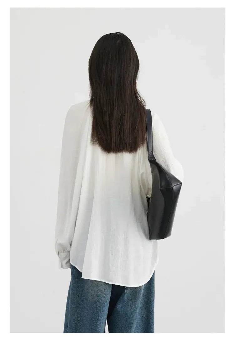 CHIC VEN women's loose white shirt with long sleeves, back view, with black shoulder bag