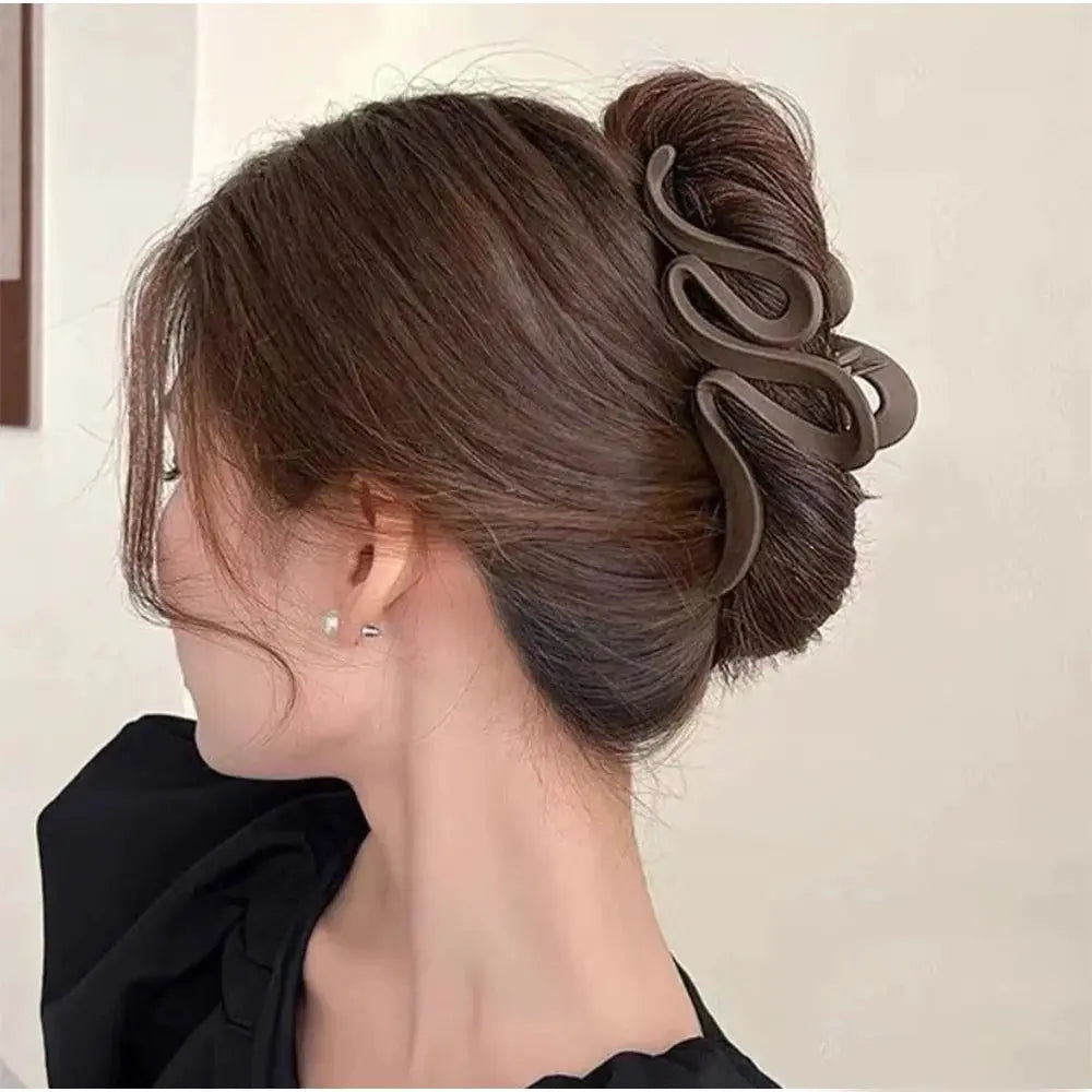 LuminaHair Matte Wave 13cm Acrylic Hair Claw Clip Durable Hold For Women And Girls In Four Colors