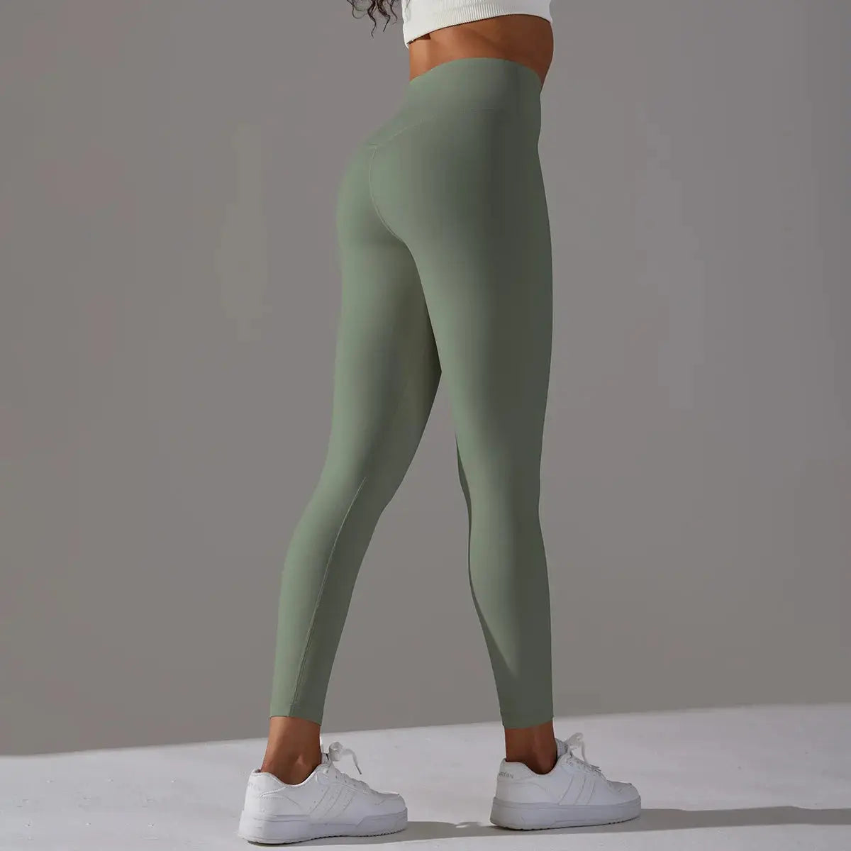 High-waist naked-feeling leggings for women in olive-green, suitable for fitness, running and yoga by Simples Market.