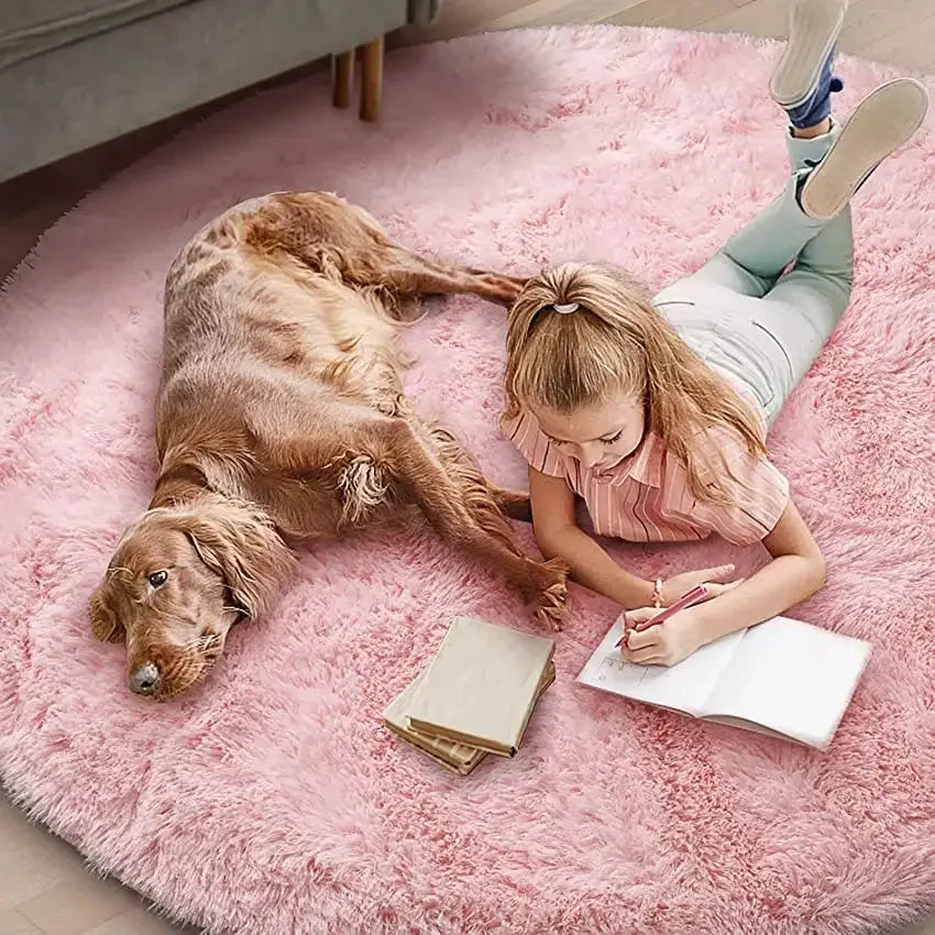 Pink plush round rug by Simples Market; soft, fluffy carpet suitable for living room and kids' spaces.
