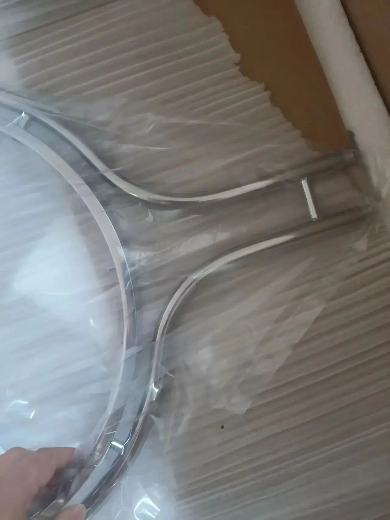 Simples Market modern white acrylic circular lampshade for LED floor lamp, plastic-wrapped.