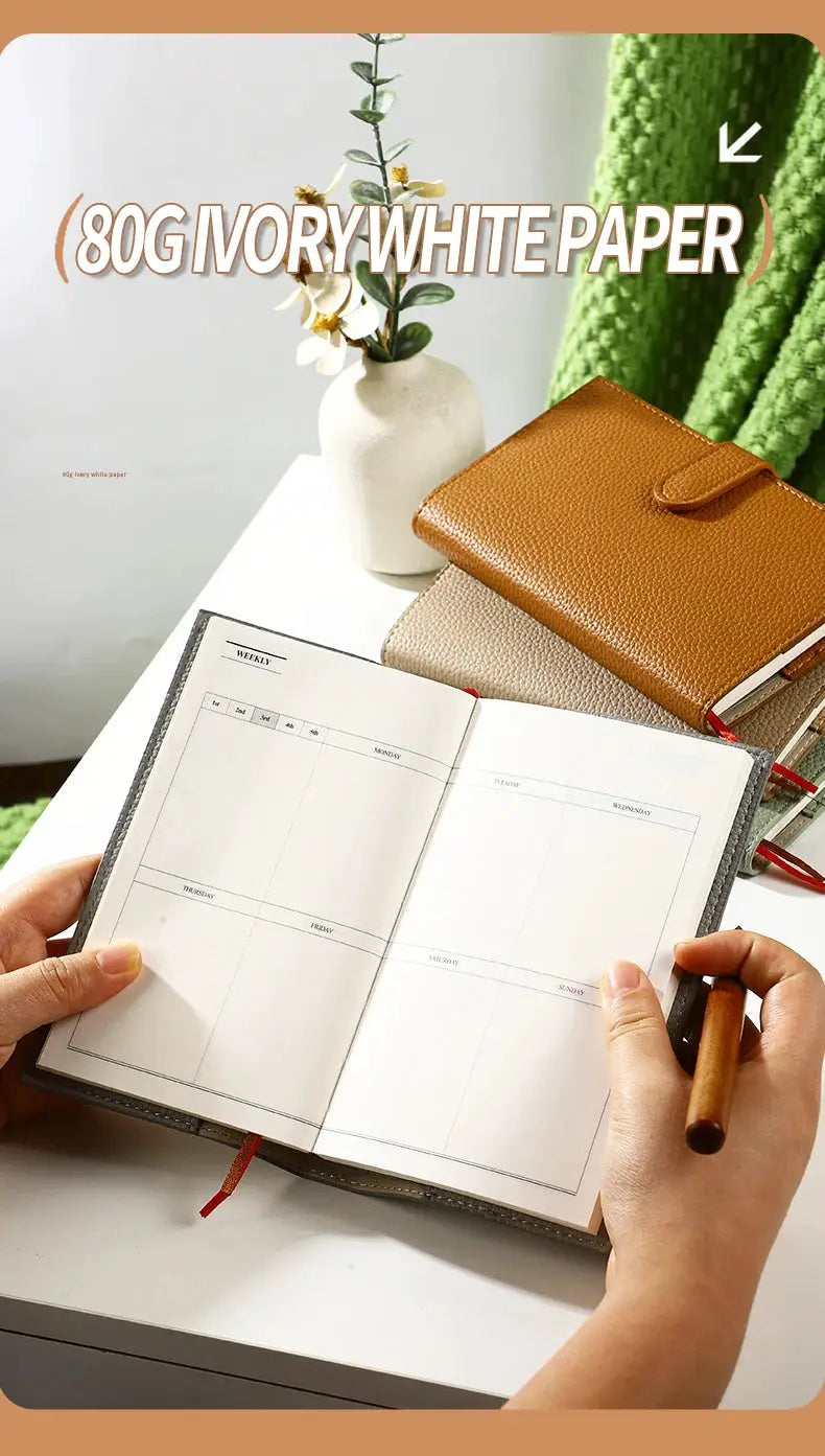Simples Market A6 weekly planner notebook with brown leather cover; open weekly pages beside a beige wallet.