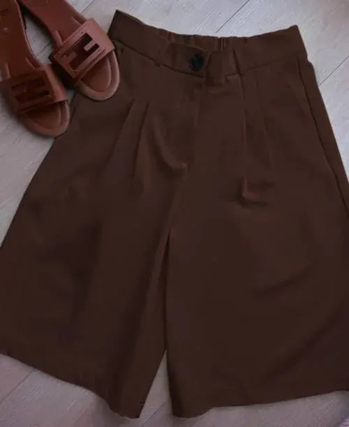 Ladies brown high-waist loose shorts with front pleats; matching brown sandals (two-item set)