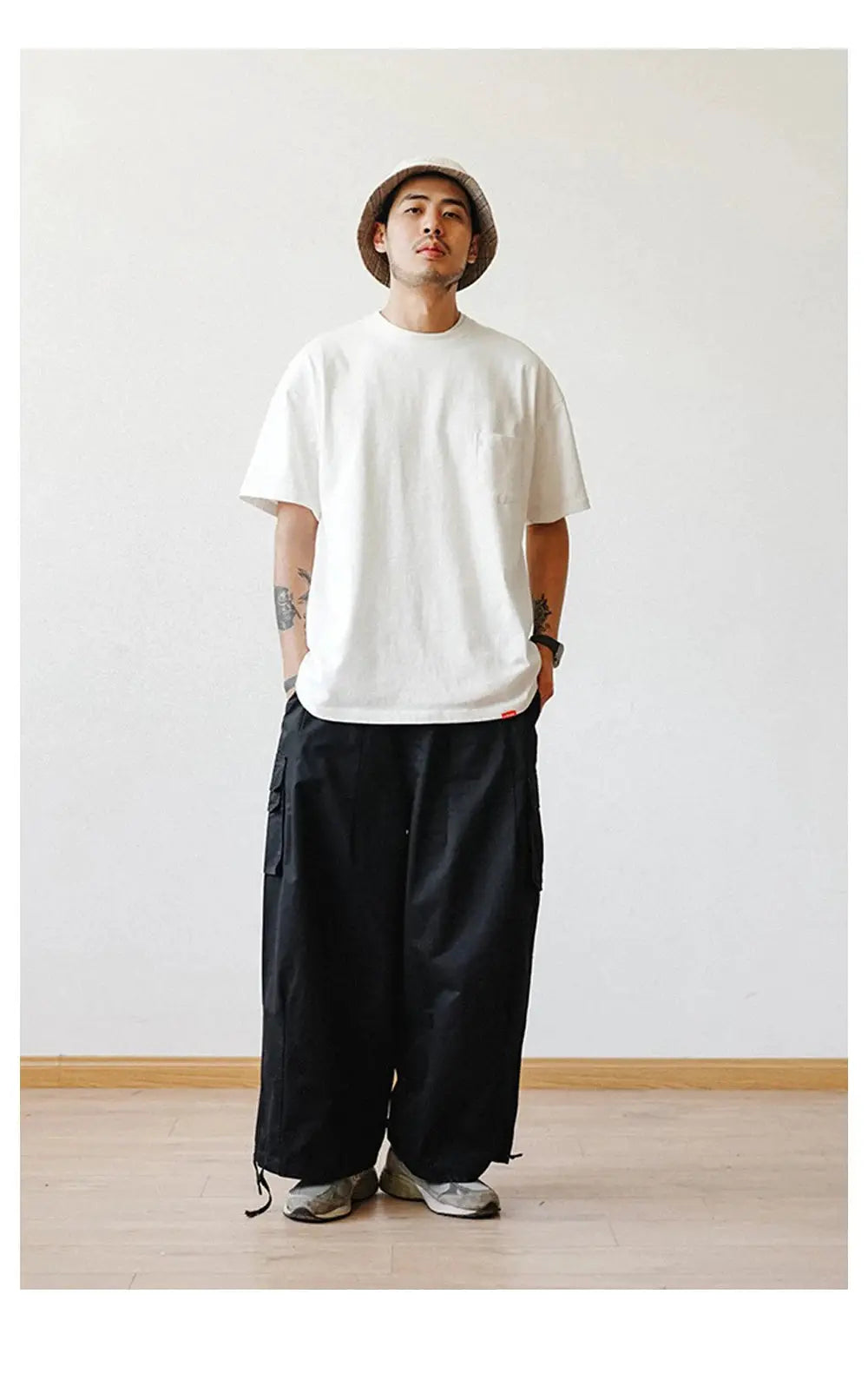 Simples Market men's oversized cargo pants, black, multi-pocket, wide-leg ankle trousers.