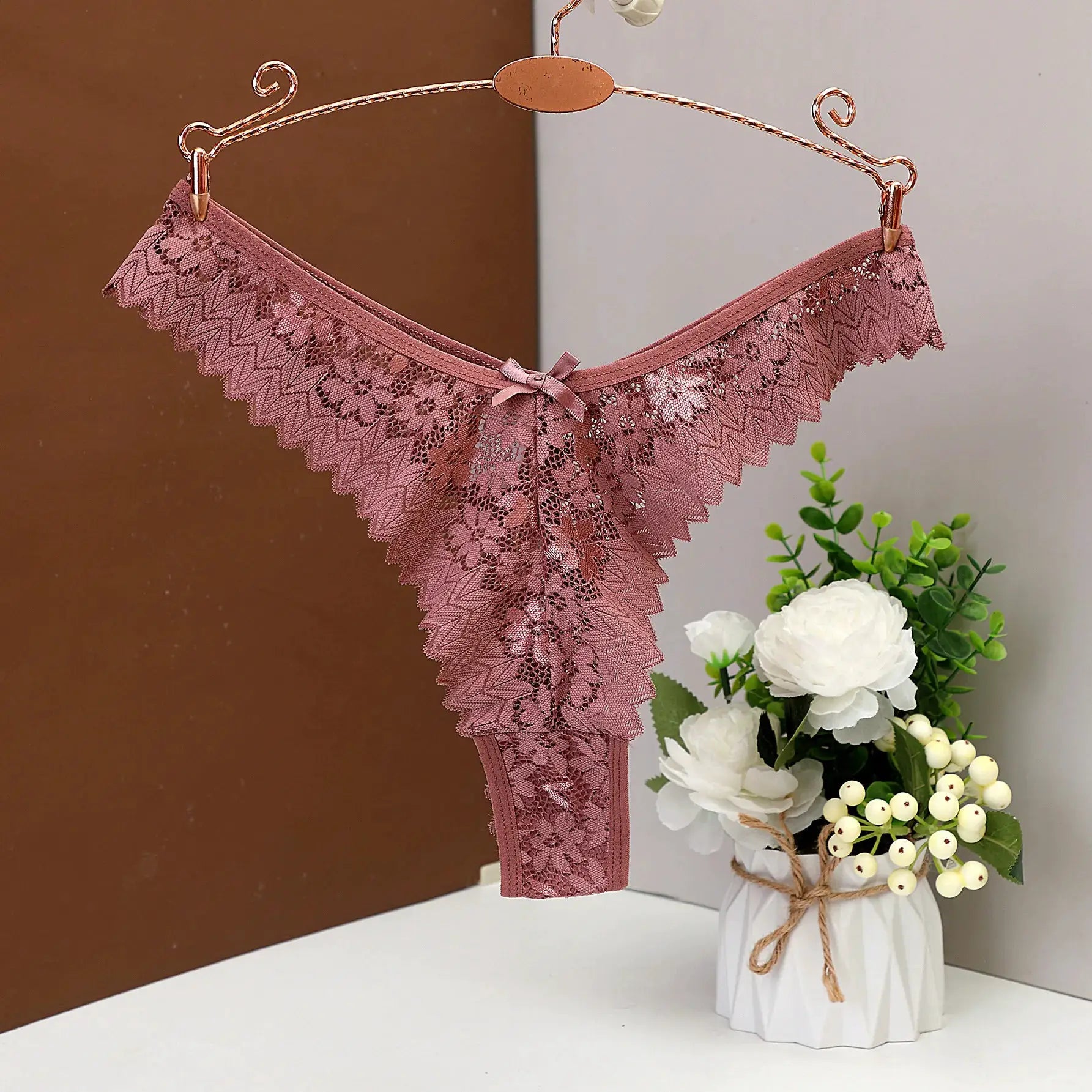 Thong underwear, pink lace, low-waist style with floral pattern, breathable lingerie