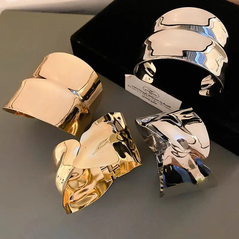 Metal cuff bracelet set with multi-layer geometric rings in gold and silver finishes, Simples Market