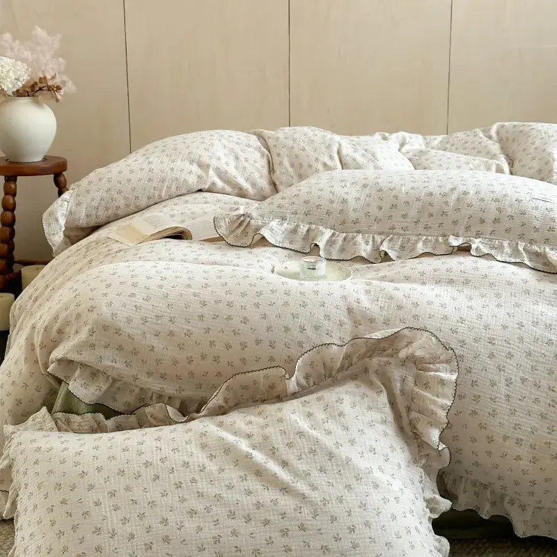 Simples Market 3-piece bedding set in cream floral gauze, 100% cotton with ruffle edges