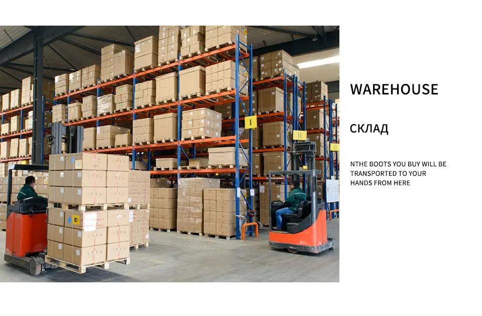 Simples Market footwear warehouse scene with stacked boxes and forklifts